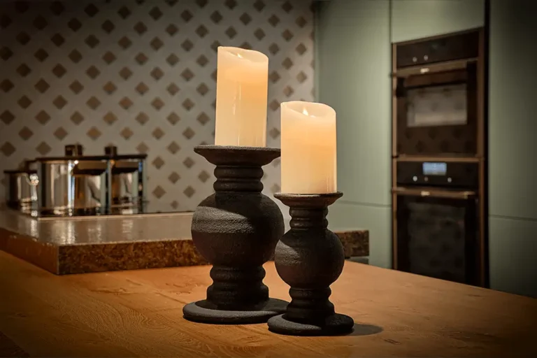 Twee led kaarsen op een houder in de keuken van een woning. Sfeervol en warm licht op een veilige manier. Dorsetto